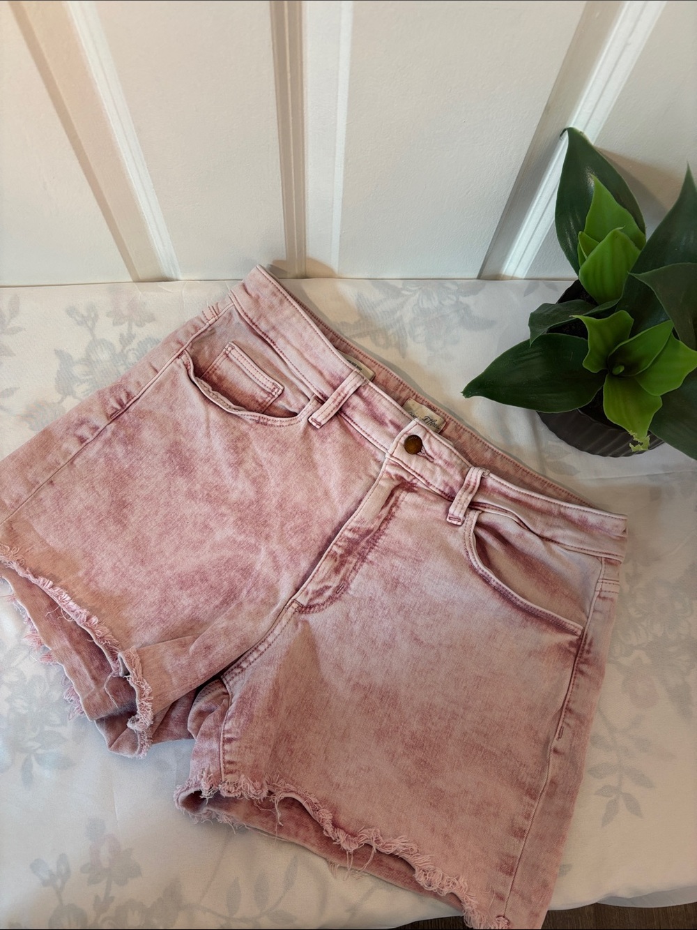 Universal Thread Women’s Pink Denim Shorts Size 12/31 Frayed Hem